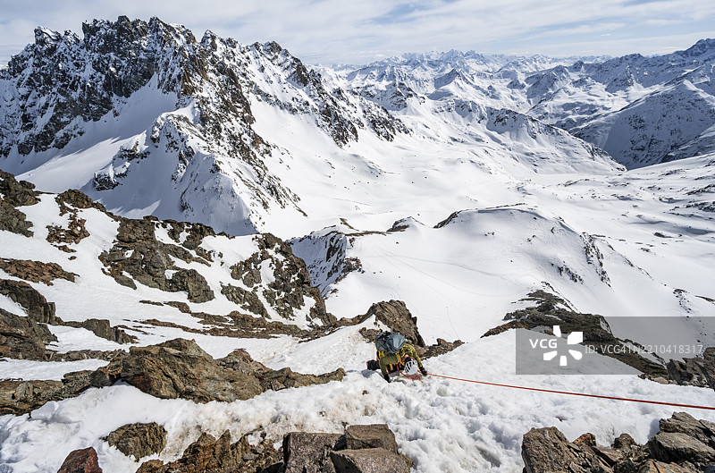 登山者在陡峭的雪坡上攀爬,系着绳索,冬季向皮兹·格里亚莱奇峰的峰顶进发,俯瞰皮兹·瓦德雷特雪山的山脉全景,格劳宾登高路线,阿尔布拉阿尔卑斯山,瑞士莱蒂安阿尔卑斯山,格劳宾登,欧洲图片素材