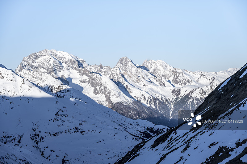 山脉全景，包含Bergüner Stöcke、Tinzenhorn和Piz Ela的山峰，晨光中的雪山风景，冬季的Keschhütte景观，Bündner Haute Route，阿尔布拉阿尔卑斯山，瑞士拉赫蒂安阿尔卑斯山，格劳宾登州，瑞士东部。图片素材