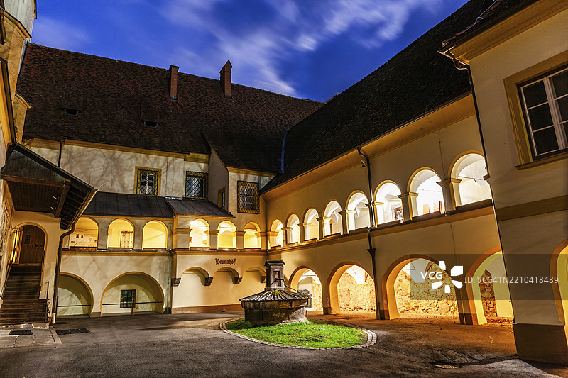 布伦霍夫，戈斯修道院，蓝色时刻，前本笃修女修道院，莱奥本，施蒂利亚，奥地利，欧洲图片素材