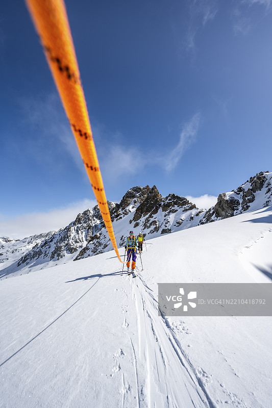 滑雪登山者与绳索,绳索团队在瓦德雷特·达·波尔查贝拉冰川上攀登基什峰,冬季山地风景,阿尔卑斯滑雪之旅,布伦特高路线,阿尔布拉阿尔卑斯,瑞士拉赫蒂安阿尔卑斯,格劳宾登,瑞士东部,瑞士。图片素材