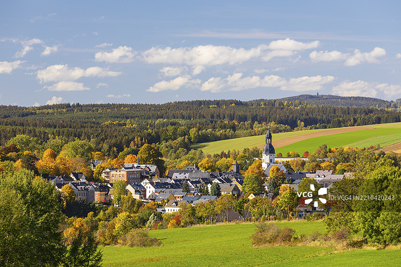 秋季小镇景观，背景是施普吉尔森林和科尼希-阿尔伯特塔，施莱陶，埃尔茨山脉，萨克森，德国，欧洲图片素材