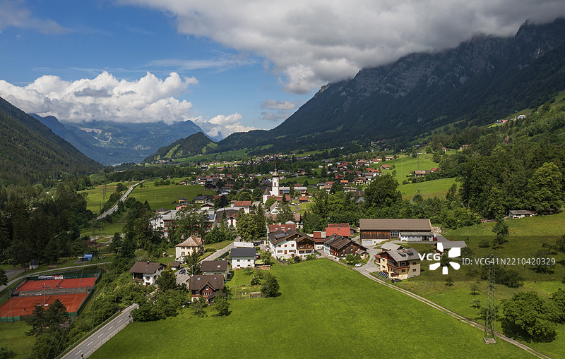 无人机图像，村庄及教区教堂的景观，巴兹，克洛斯特塔尔，福拉尔贝格，奥地利，欧洲图片素材