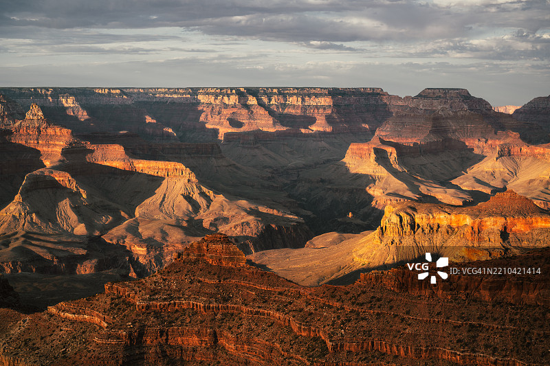 亚利桑那州科科尼诺县的岩石 formations与多云的天空景观图片素材