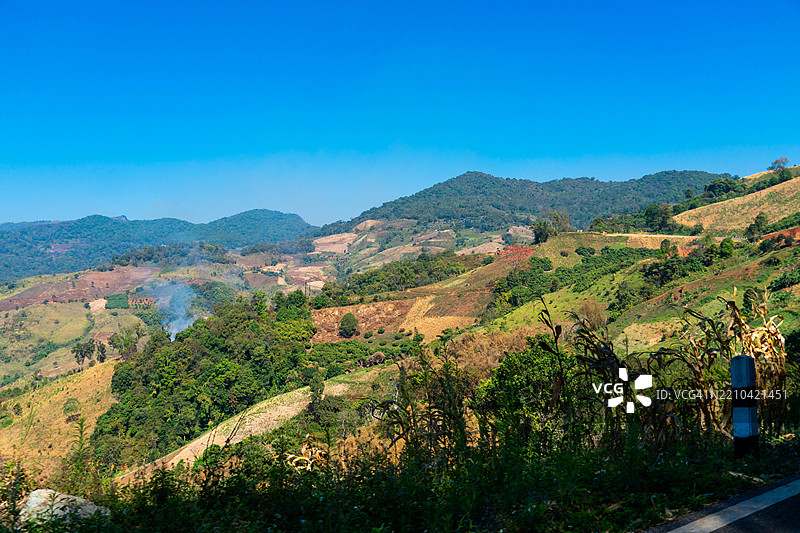 清澈蓝天下的风景如画的景观图片素材