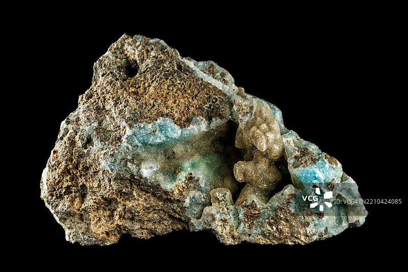 黑色背景下的岩石特写图片素材