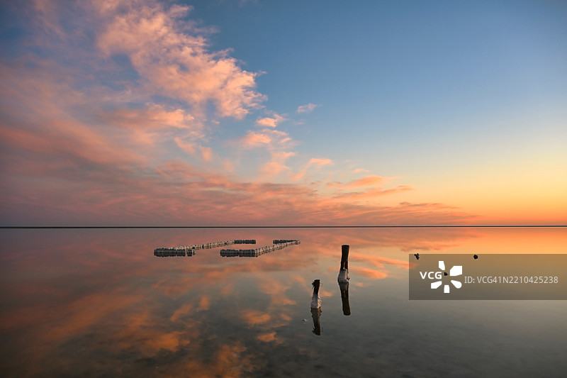 日落时分，埃尔顿湖盐柱的如画倒影图片素材