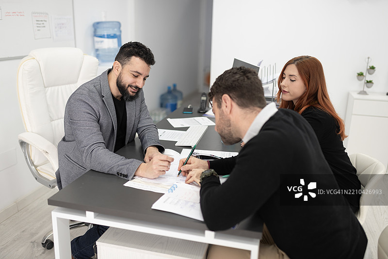 情侣在办公室接受专业建议，以雇佣优质的服务或商品。图片素材