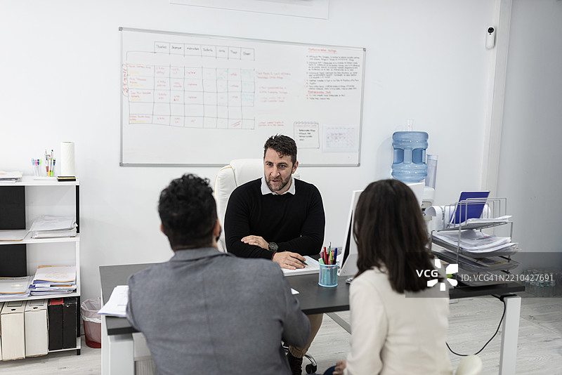 情侣在办公室接受专业建议，以雇佣优质的服务或商品。图片素材