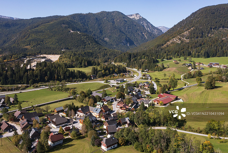 无人机拍摄的图像，住宅建筑，村庄全景，皮希尔-凯尼施，亨特贝格谷，萨尔茨卡默古特，施蒂利亚，奥地利，欧洲图片素材