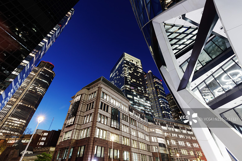 伦敦金融城的灯光照亮的建筑图片素材