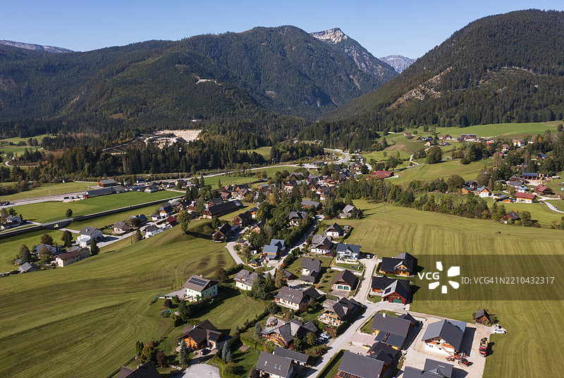 无人机拍摄的图像，住宅建筑，村庄全景，皮希尔-凯尼施，亨特贝格谷，萨尔茨卡默古特，施蒂利亚，奥地利，欧洲图片素材