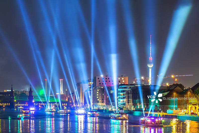 柏林城市天际线，施普雷河上船只发出的强光束图片素材