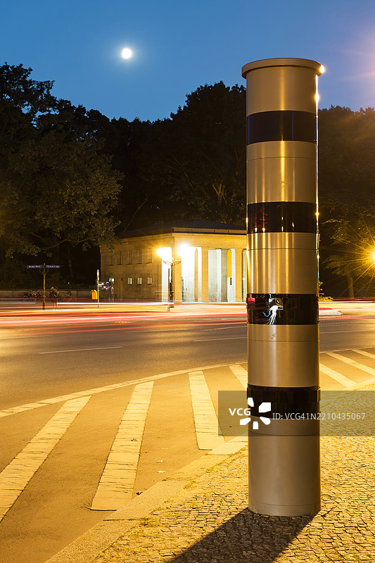 柏林夜间大型道路旁的测速摄像头图片素材