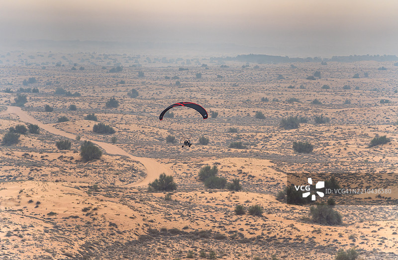 在马尔甘沙漠中的滑翔伞飞行者图片素材