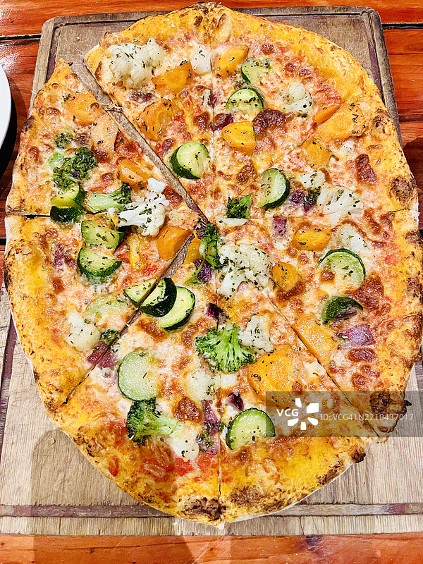 从上方直接拍摄的披萨放在桌子上，开普敦，西开普省，南非图片素材