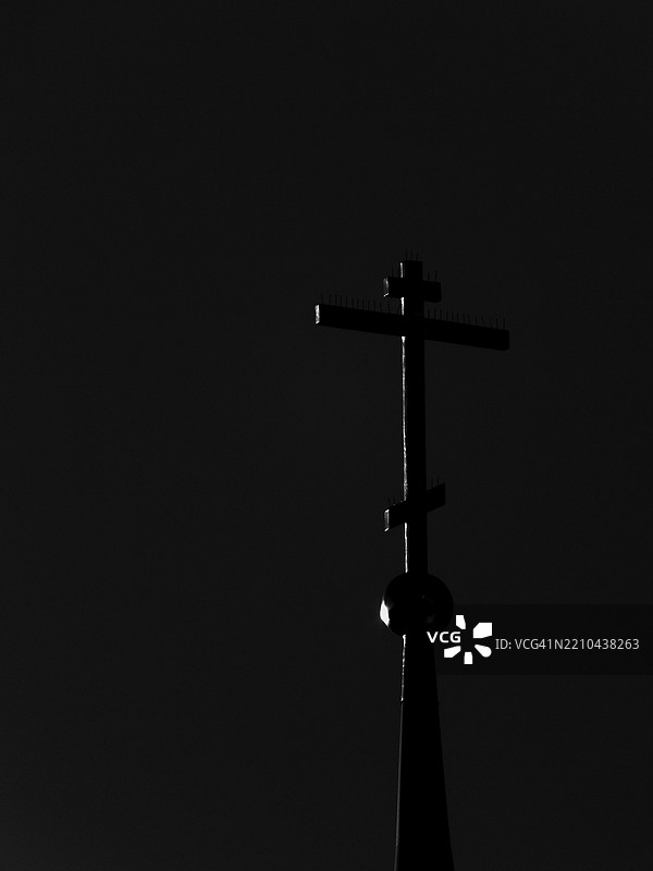 低角度视图的十字架与晴朗的天空图片素材