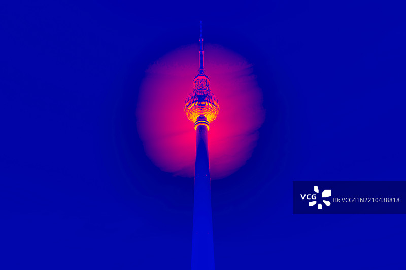 柏林电视塔（Fernsehturm）在德国首都柏林的红外热成像扫描图片素材