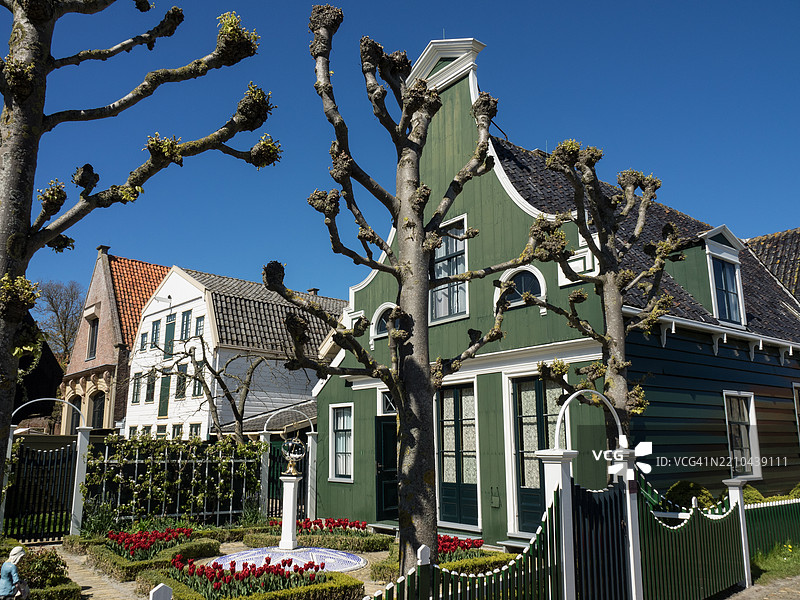 低角度视图的建筑与晴朗的蓝天，恩克赫伊泽，荷兰图片素材