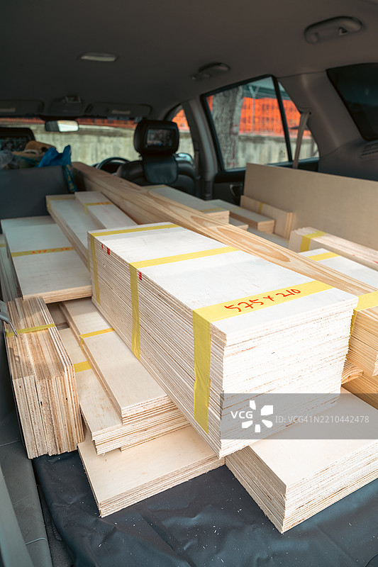 车内堆放并标记有尺寸的木胶合板图片素材