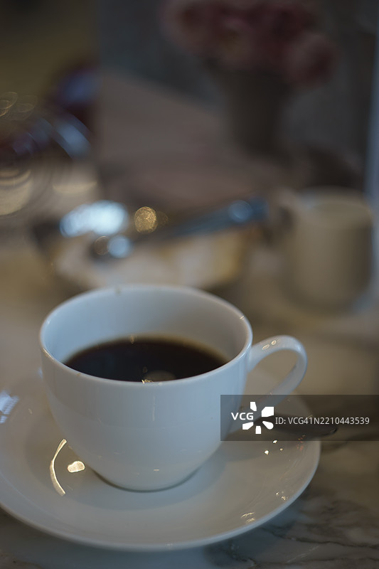 桌子上的咖啡杯特写图片素材