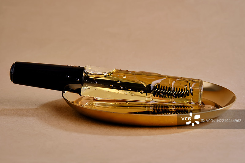 装有油的刷子瓶，用于眉毛和睫毛生长的质地图片素材