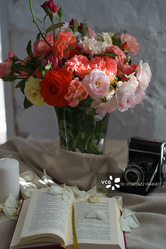 桌子上的玫瑰花和花瓶特写图片素材