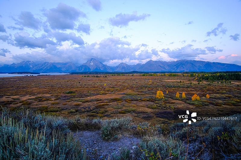 怀俄明州杰克逊的天空下的田野美景图片素材