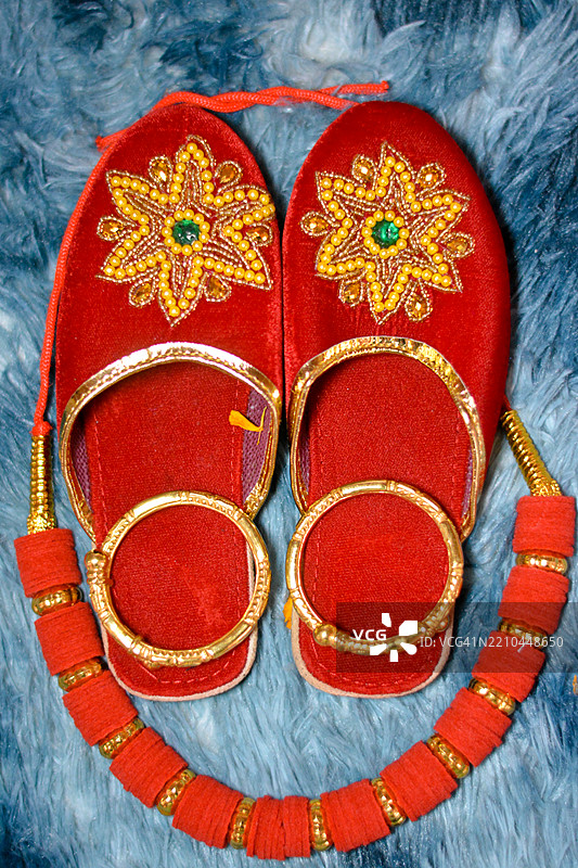 高角度视图的桌子上的戒指图片素材