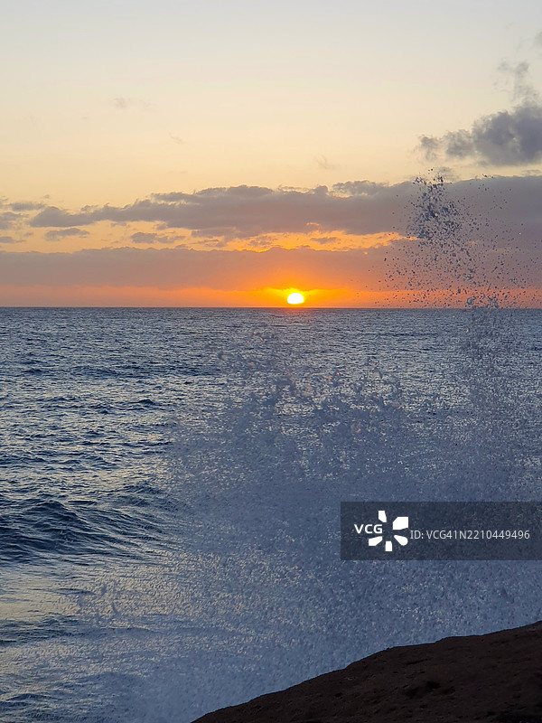 海洋与橙色天空的美丽景色，拉斯帕尔马斯，加那利群岛，西班牙图片素材
