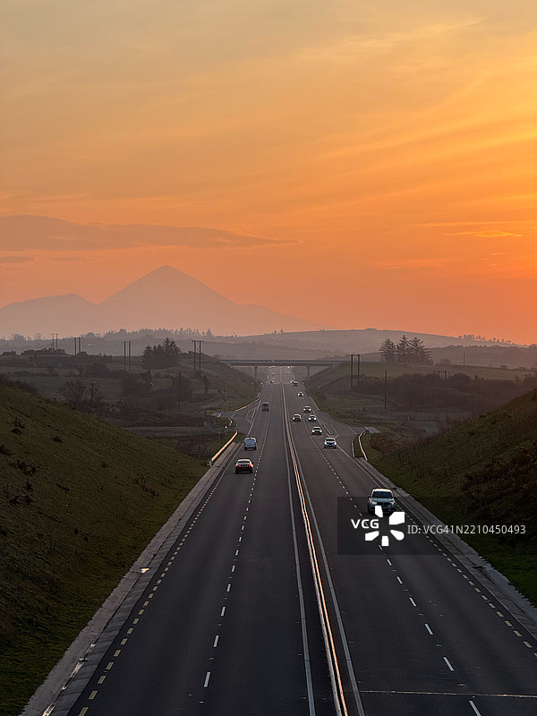 日落时分，爱尔兰韦斯特波特的高速公路高角度视图与天空相映成趣。图片素材