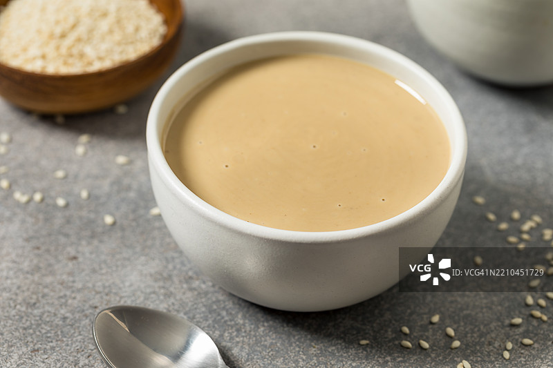 碗里的汤特写，桌子上，美国，USA图片素材