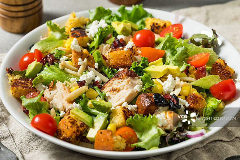 桌子上的盘子里盛着沙拉的特写， 美国， 美国图片素材