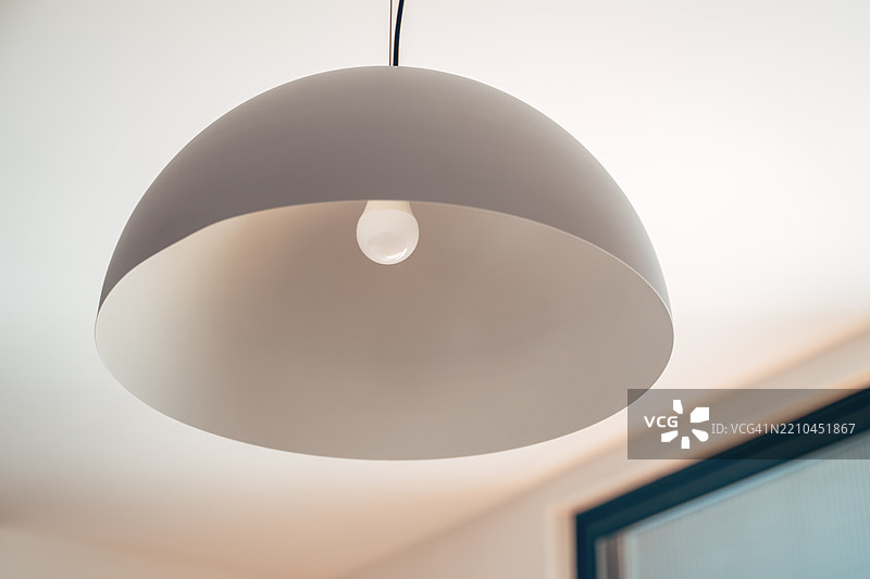 客厅里的钟形吊灯图片素材