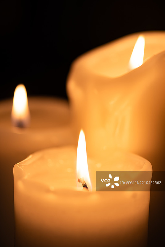 黑暗中燃烧的三支蜡烛图片素材