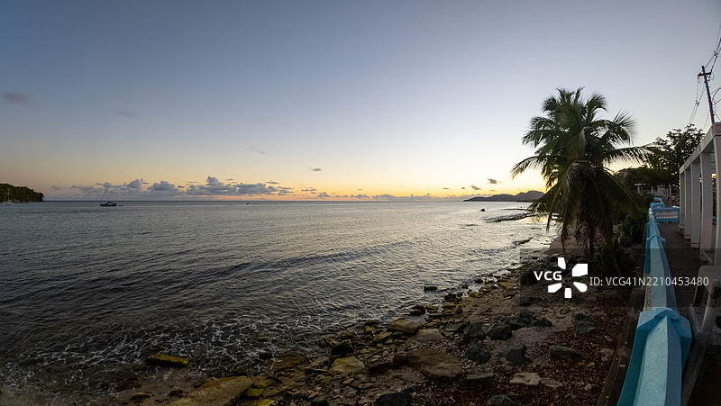 波多黎各日落时分清澈天空下的海洋美景图片素材