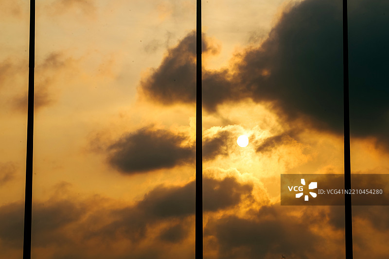 金色日落和云彩透过钢桥缆绳的景象图片素材