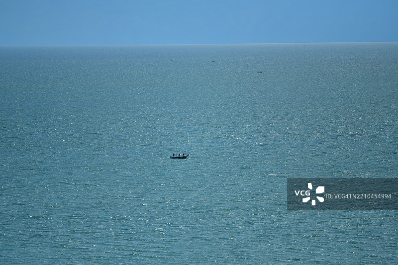 维多利亚湖上的孤独渔船图片素材