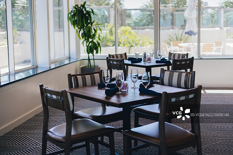 德克萨斯州科珀斯克里斯蒂的一家餐厅内空荡荡的椅子和桌子图片素材