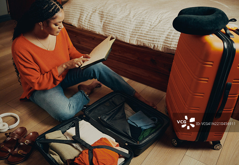 女人在家打包行李准备旅行图片素材