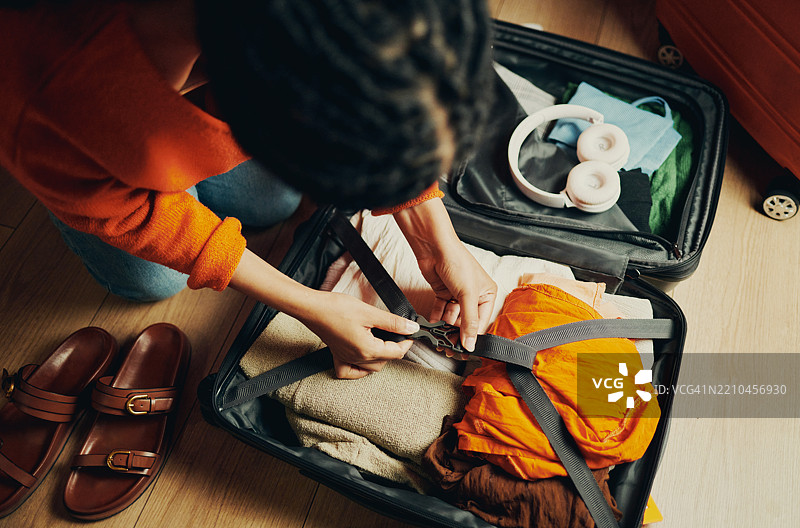 女人在行李箱里打包衣物图片素材