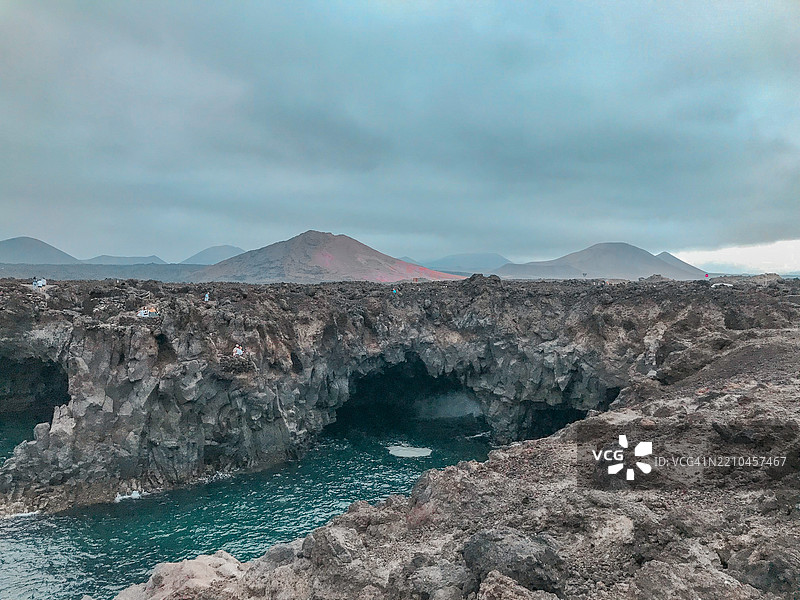 西班牙的海景与多云的天空图片素材