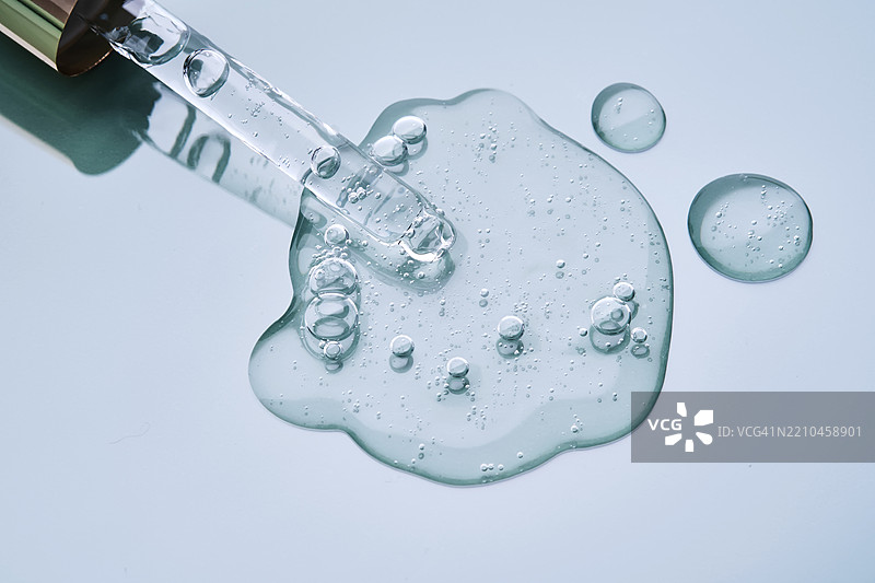 蓝色背景上的带血清的移液管 产品质感图片素材