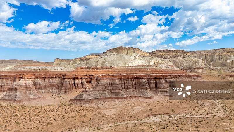 湖泊鲍威尔的全景风景，背景是多云的天空，位于美国犹他州凯恩县。图片素材