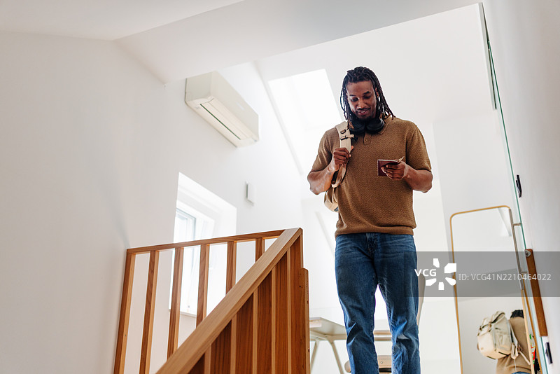 父亲在家中穿着休闲服装准备旅行图片素材