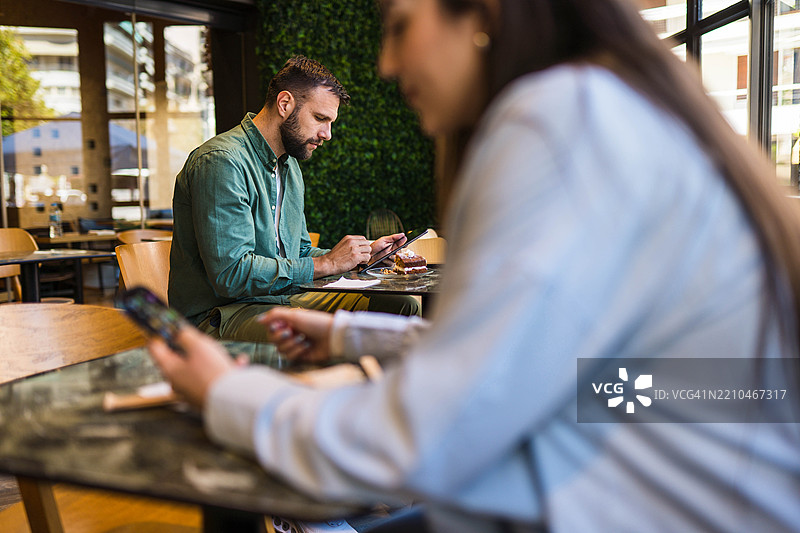 和我的手机一起休息图片素材