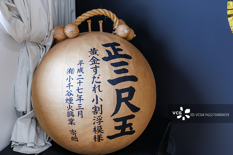 新潟特产的三尺玉烟花。它是目前日本最大的烟花之一,直径为90厘米,重300公斤,含有80公斤火药。发射时,烟花的直径可达650米。图片素材