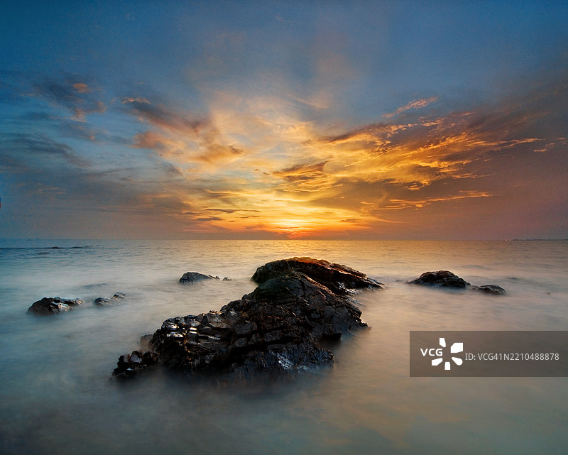 美丽海滩上的最后夕阳光辉图片素材