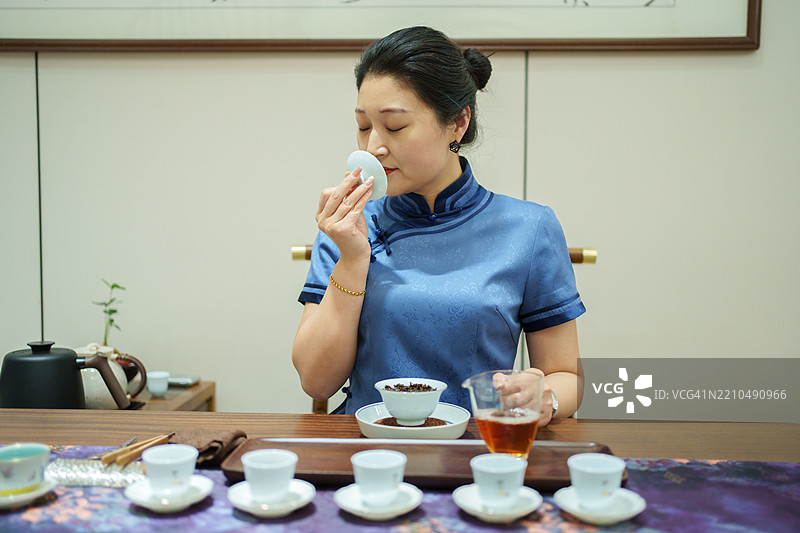 一位亚洲女性茶艺师品尝茶香图片素材