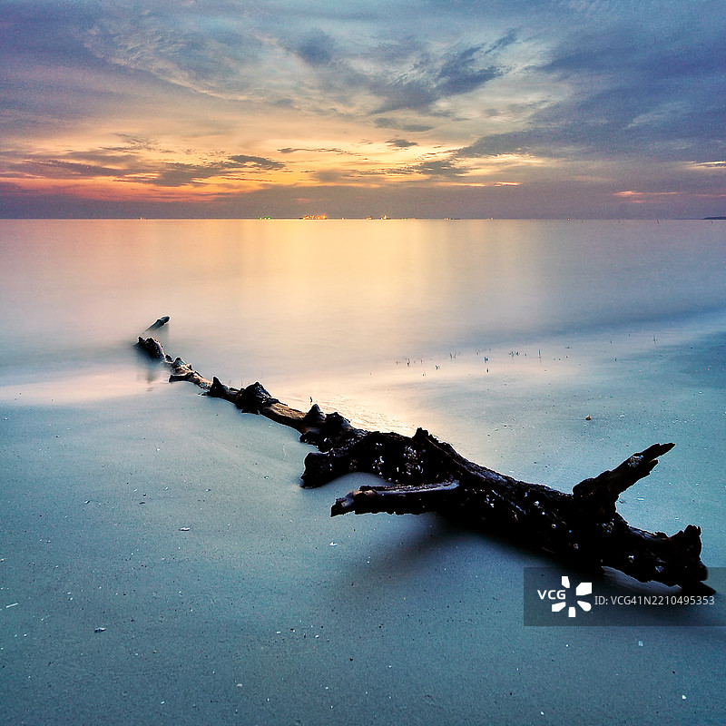 宁静的海滩日落图片素材