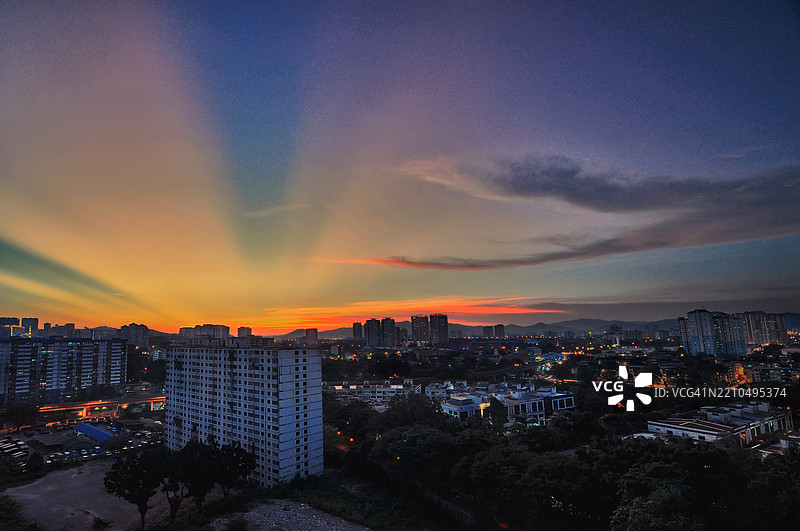 吉隆坡城市天际线在日落的光辉天空下图片素材
